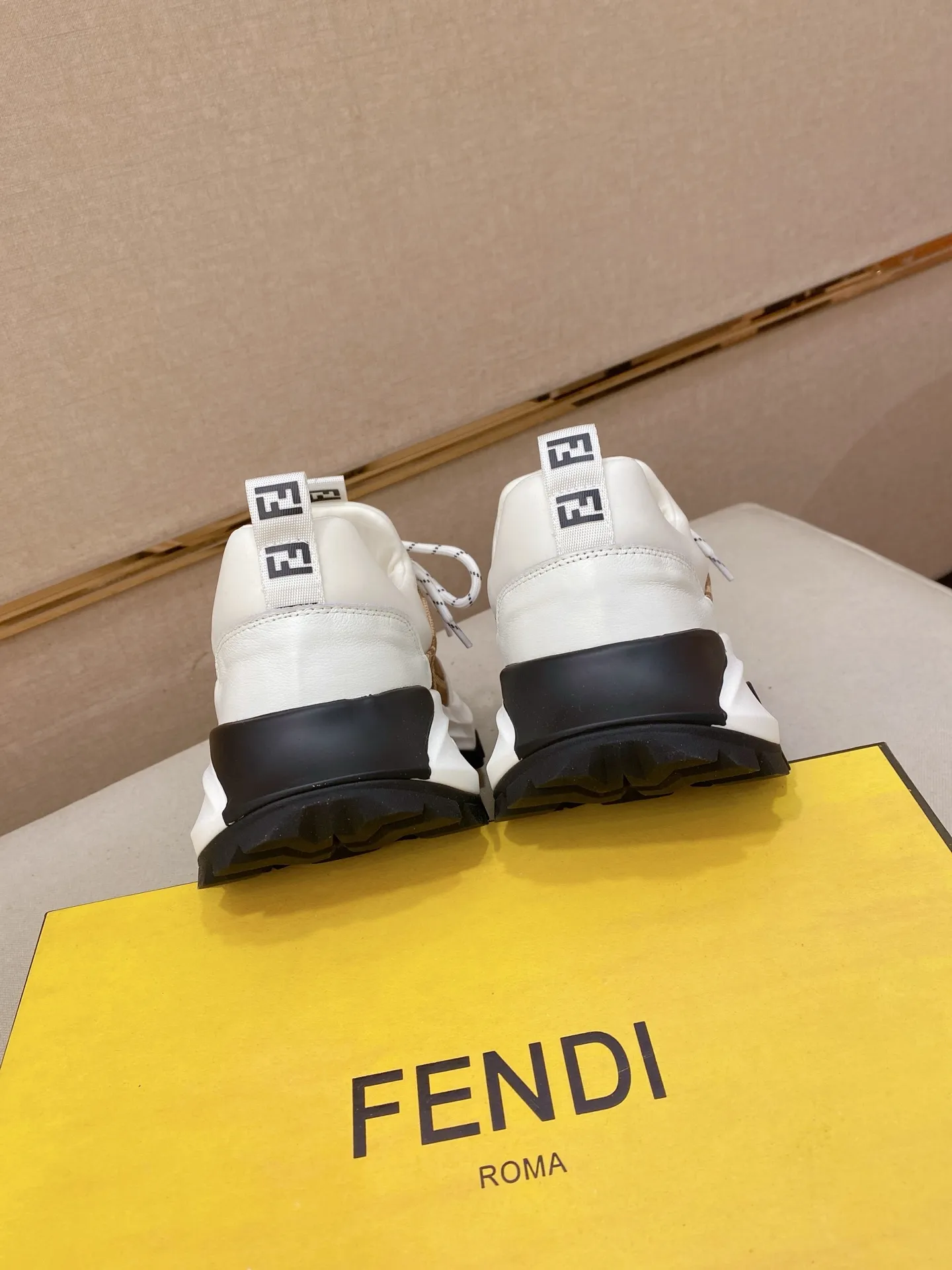 Men's shoes 💰 462💰 (fendi) New style 👊🏻 upper 🇮🇹 imported cowhide fabric 🇩🇪 lining imported sheepskin lining. The original outsole is molded to highlight the identity of every man, and the upper foot is elegant and stable🚶🏻🚶🏻The high-end custom counters reproduce the original version📯No matter the wind or rain, the shoe last remains unchanged and can withstand the verification of time🔍️,🔵 Size: 38-44